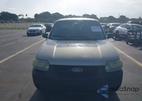 2005 Ford Escape Xls z USA, uszkodzony, nr VIN 1FMYU02Z25KA22561